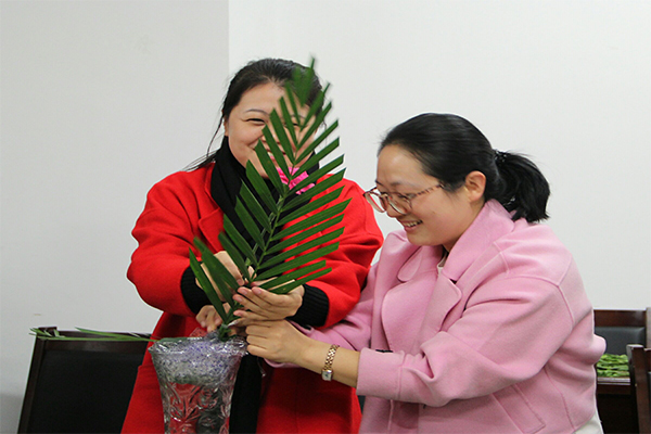 我院举办“花开巾帼,情融经管”教职工艺术插花大赛 我院举办“花开巾帼,情融经管”教职工艺术插花大赛