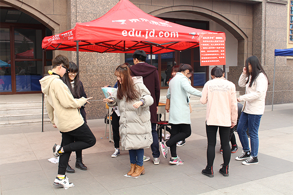 我院成功举办女生节乐游园活动 我院成功举办女生节乐游园活动